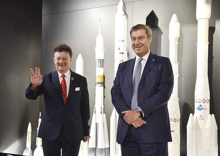 Kleiner Rundgang nach dem Festakt: Generaldirektor Wolfgang M. Heckl führt Ministerpräsident Markus Söder durch die neue Raumfahrt-Ausstellung (©Foto: Deutsches Museum)